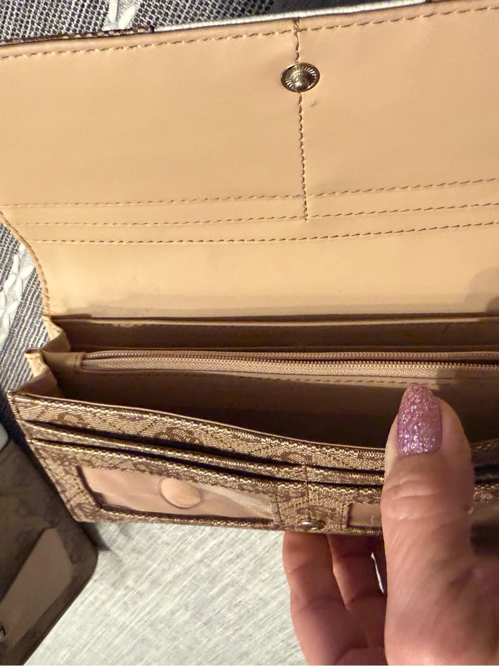 Guess coordinated tote